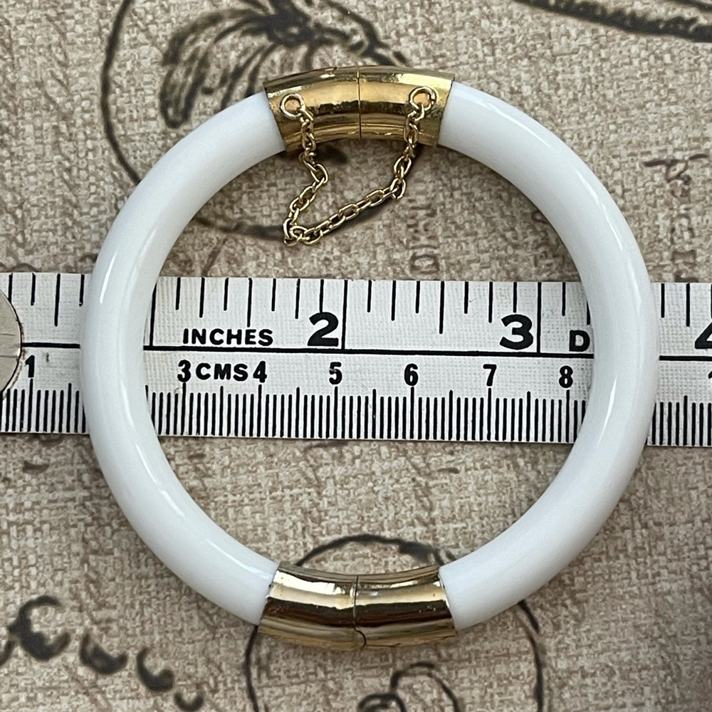 Rare white Peking glass gold tone hinged bangle - Picture 7 of 12